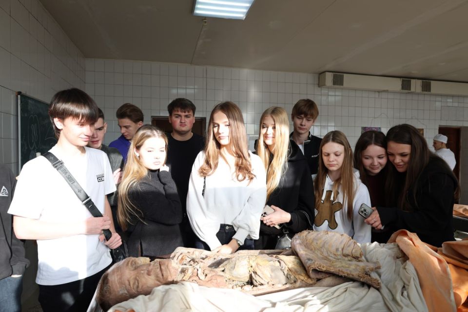 Ученики 11 класса Ровеньковской гимназии №1 им. Г.С. Шонина приняли участие в федеральном проекте «Больше, чем работа» Ученики 11 класса Ровеньковской гимназии №1 им. Г.С. Шонина приняли участие в федеральном проекте «Больше, чем работа»
