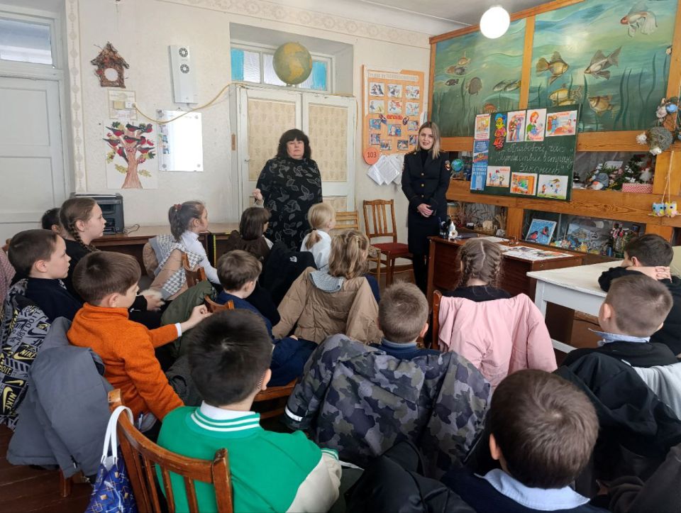 21 ноября 2025 года с воспитанниками творческого объединения "Азбука природы" инспектор ОМВД России "Ровеньковский" Николенко Валентина провела правовой час "Закон в жизни ребенка" .Она рассказала ребятам о главных правах... 21 ноября 2025 года с воспитанниками творческого объединения "Азбука природы" инспектор ОМВД России "Ровеньковский" Николенко Валентина провела правовой час "Закон в жизни ребенка" .Она рассказала ребятам о главных правах...