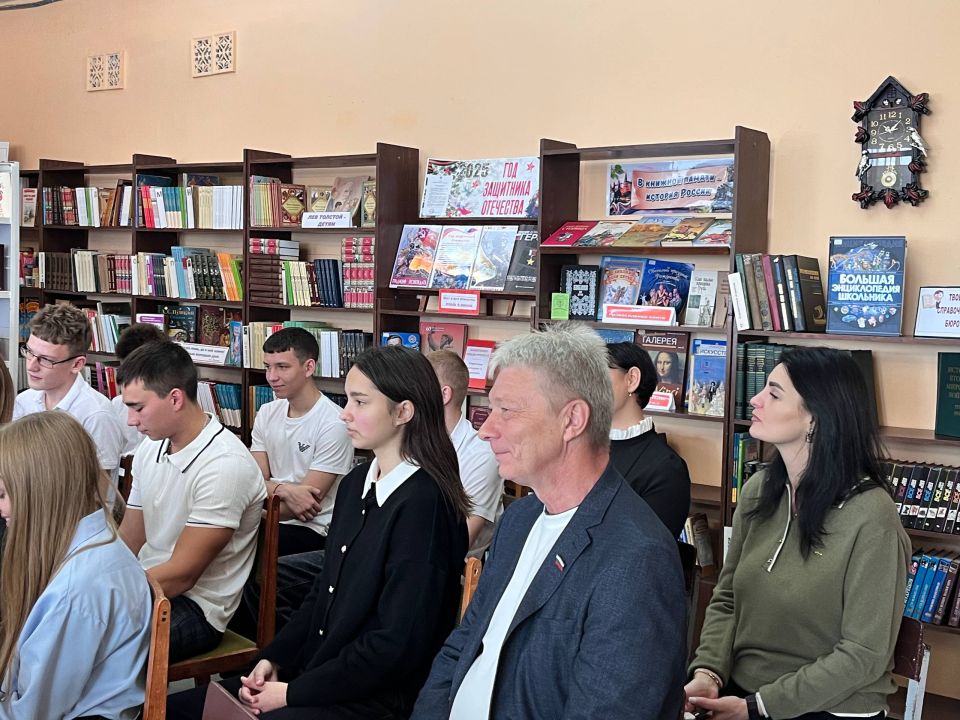 В рамках всероссийского проекта «Диалог с героем» в Краснолучской школе №29 имени Героя Советского Союза С.Х. Хасанова состоялась встреча старшеклассников с ветераном боевых действий В рамках всероссийского проекта «Диалог с героем» в Краснолучской школе №29 имени Героя Советского Союза С.Х. Хасанова состоялась встреча старшеклассников с ветераном боевых действий