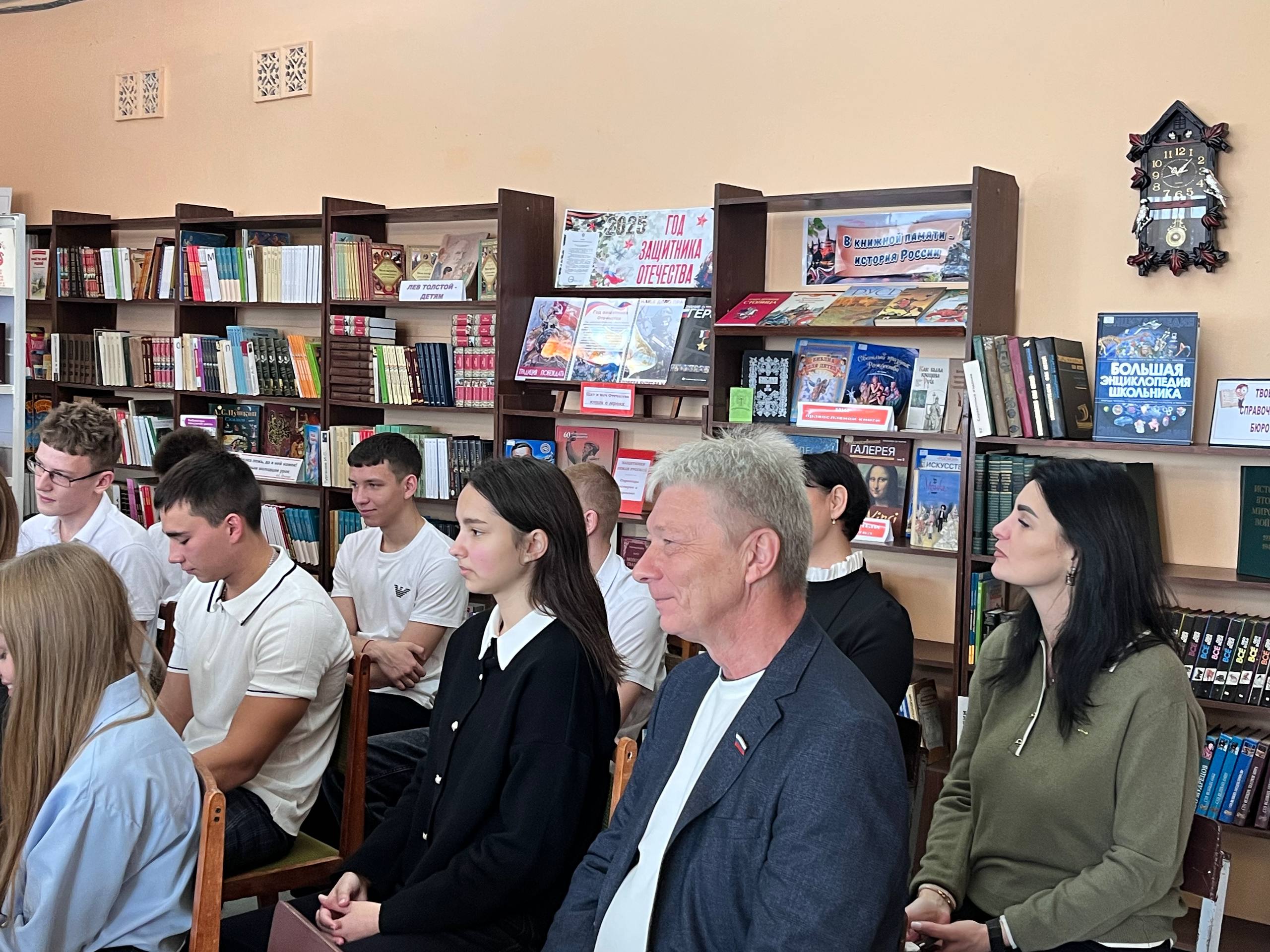 В рамках всероссийского проекта «Диалог с героем» в Краснолучской школе №29 имени Героя Советского Союза С.Х. Хасанова состоялась встреча старшеклассников с ветераном боевых действий В рамках всероссийского проекта «Диалог с героем» в Краснолучской школе №29 имени Героя Советского Союза С.Х. Хасанова состоялась встреча старшеклассников с ветераном боевых действий