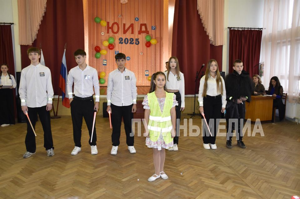 В Краснолучской школе № 2 состоялся конкурс агитбригад, посвященный профилактике ДТП и важности использования световозвращающих элементов (СВЭ) для пешеходов В Краснолучской школе № 2 состоялся конкурс агитбригад, посвященный профилактике ДТП и важности использования световозвращающих элементов (СВЭ) для пешеходов