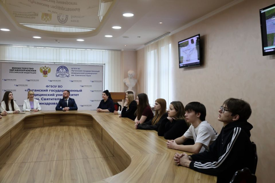 Ученики 11 класса Ровеньковской гимназии №1 им. Г.С. Шонина приняли участие в федеральном проекте «Больше, чем работа» Ученики 11 класса Ровеньковской гимназии №1 им. Г.С. Шонина приняли участие в федеральном проекте «Больше, чем работа»
