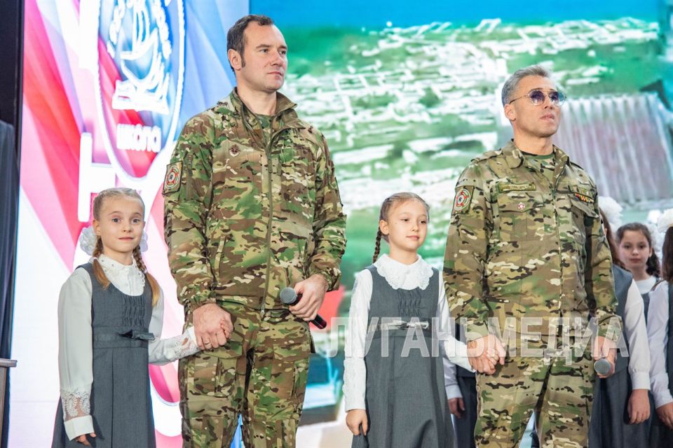 В Луганске отметили столетие школы имени Александра Молодчего В Луганске отметили столетие школы имени Александра Молодчего