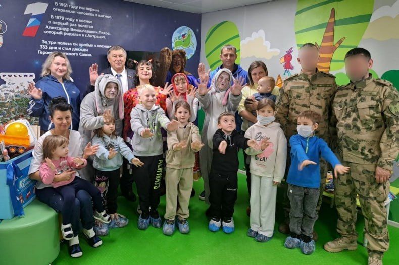 Единороссы передали игрушки пациентам детских больниц Свердловска Единороссы передали игрушки пациентам детских больниц Свердловска