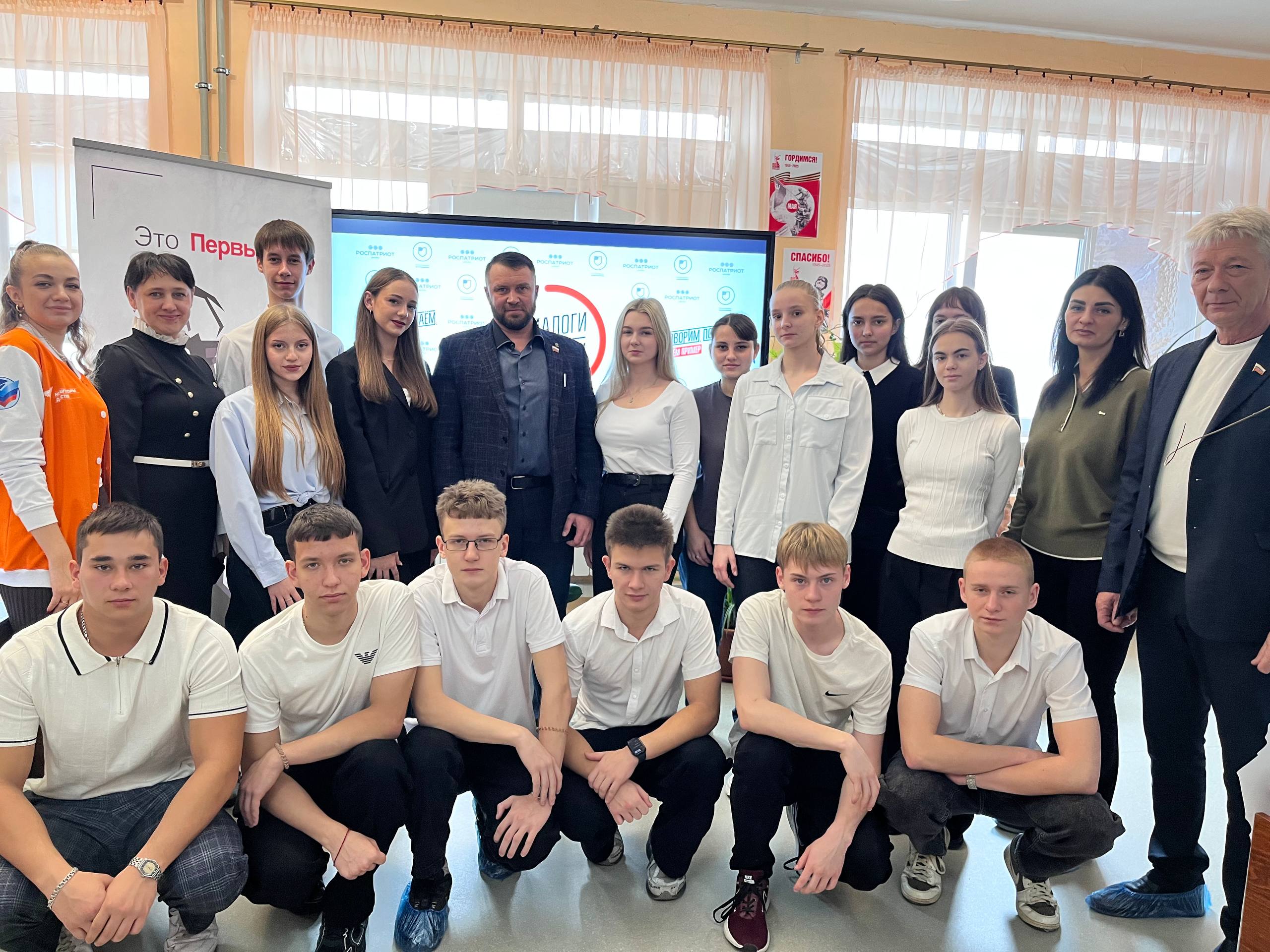 В рамках всероссийского проекта «Диалог с героем» в Краснолучской школе №29 имени Героя Советского Союза С.Х. Хасанова состоялась встреча старшеклассников с ветераном боевых действий В рамках всероссийского проекта «Диалог с героем» в Краснолучской школе №29 имени Героя Советского Союза С.Х. Хасанова состоялась встреча старшеклассников с ветераном боевых действий