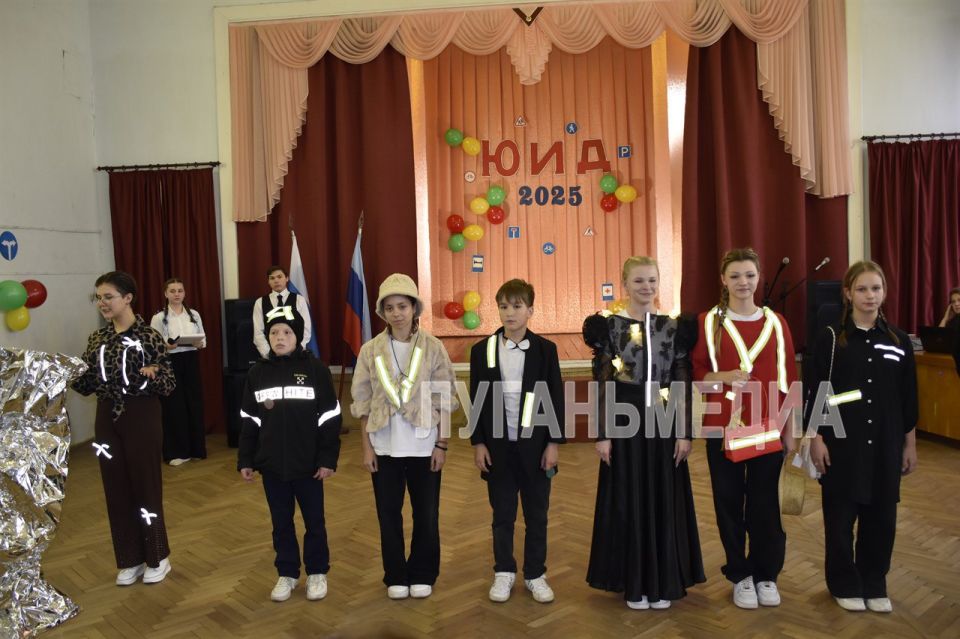 В Краснолучской школе № 2 состоялся конкурс агитбригад, посвященный профилактике ДТП и важности использования световозвращающих элементов (СВЭ) для пешеходов В Краснолучской школе № 2 состоялся конкурс агитбригад, посвященный профилактике ДТП и важности использования световозвращающих элементов (СВЭ) для пешеходов