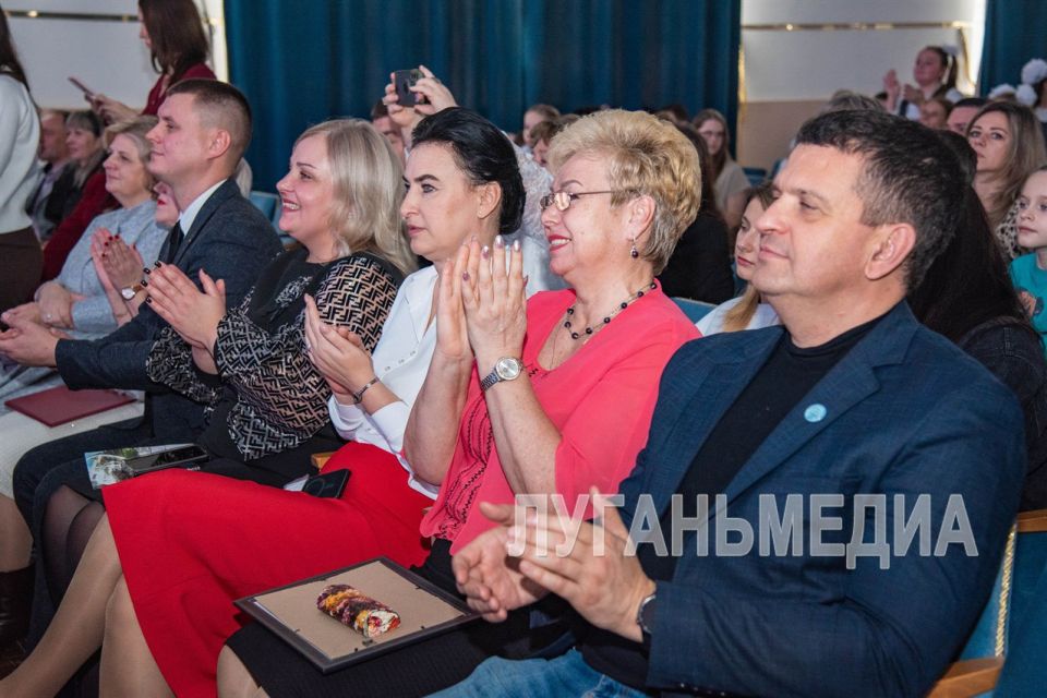 В Луганске отметили столетие школы имени Александра Молодчего В Луганске отметили столетие школы имени Александра Молодчего