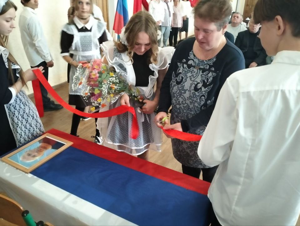 В Кременной открыли Парты Героев в честь участников СВО В Кременной открыли Парты Героев в честь участников СВО