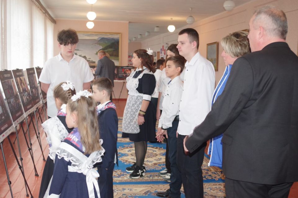 Сергей Крамаренко: Сегодня вместе с депутатом Народного Совета ЛНР, Секретарем местного отделения ВПП «Единая Россия" Светланой Гизай, депутатом Народного Совета ЛНР координатором партпроекта «Историческая память» Юрием... Сергей Крамаренко: Сегодня вместе с депутатом Народного Совета ЛНР, Секретарем местного отделения ВПП «Единая Россия" Светланой Гизай, депутатом Народного Совета ЛНР координатором партпроекта «Историческая память» Юрием...