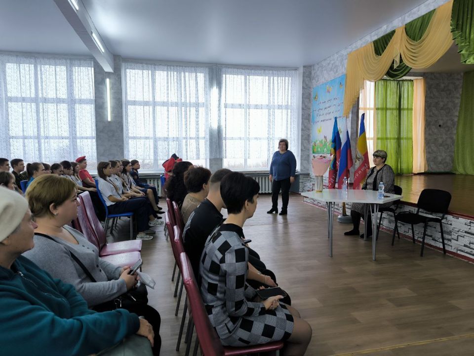 20 ноября 2025 года в рамках Всероссийской недели правовой помощи детям и акции «Забота» в Ясеновской школе № 2 им. Д.В. Лазутина начальник отдела по вопросам опеки Ирина Попова оказала индивидуальные консультации по защите... 20 ноября 2025 года в рамках Всероссийской недели правовой помощи детям и акции «Забота» в Ясеновской школе № 2 им. Д.В. Лазутина начальник отдела по вопросам опеки Ирина Попова оказала индивидуальные консультации по защите...