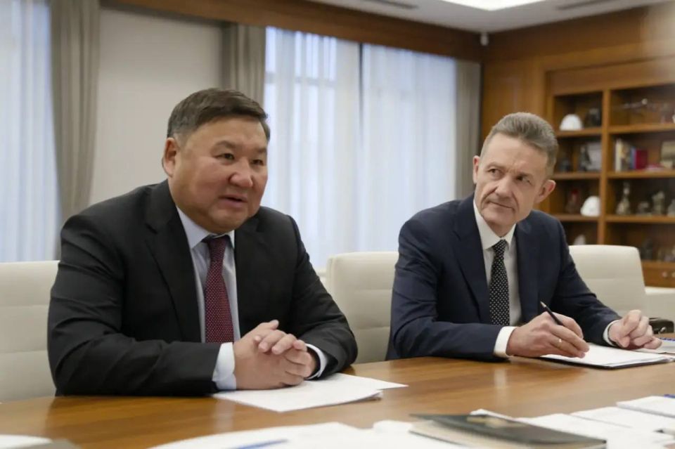 Министр строительства и ЖКХ РФ Ирек Файзуллин провел рабочую встречу с Главой Республики Тыва Владиславом Ховалыгом Министр строительства и ЖКХ РФ Ирек Файзуллин провел рабочую встречу с Главой Республики Тыва Владиславом Ховалыгом