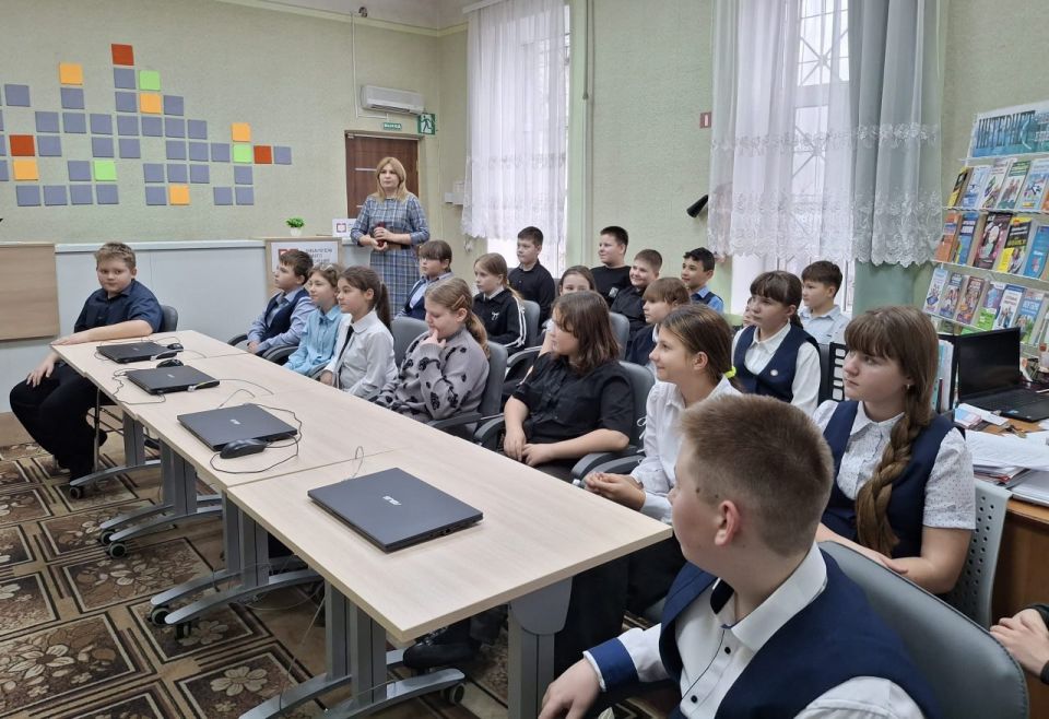 21 ноября в Краснолучской центральной городской библиотеке им. Н.К. Крупской для учеников Краснолучской школы № 10 имени А.С. Пушкина прошел правовой урок, приуроченный к Международному дню защиты прав ребенка 21 ноября в Краснолучской центральной городской библиотеке им. Н.К. Крупской для учеников Краснолучской школы № 10 имени А.С. Пушкина прошел правовой урок, приуроченный к Международному дню защиты прав ребенка