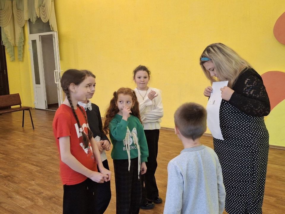 В Перевальском районном Дворце культуры состоялось захватывающее мероприятие для детей города ко Всемирному дню ребенка — спортивно-развлекательные игры «Быстрее и выше» В Перевальском районном Дворце культуры состоялось захватывающее мероприятие для детей города ко Всемирному дню ребенка — спортивно-развлекательные игры «Быстрее и выше»