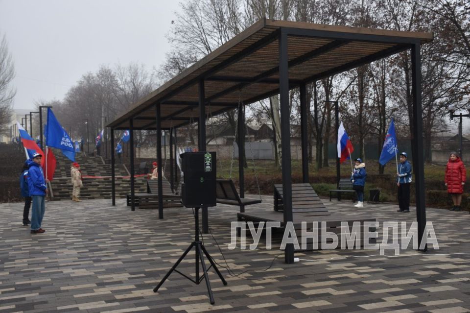 В Брянке состоялось открытие благоустроенной общественной территории к мемориальному комплексу «Землякам нашим, за Родину павшим…» В Брянке состоялось открытие благоустроенной общественной территории к мемориальному комплексу «Землякам нашим, за Родину павшим…»