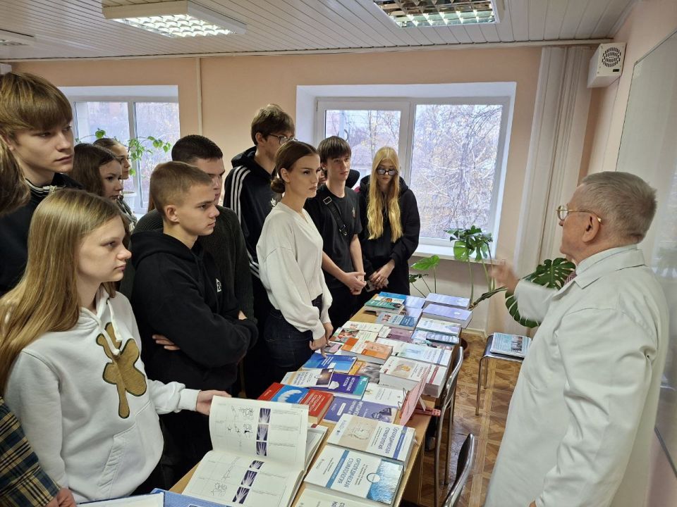 Ученики 11 класса Ровеньковской гимназии №1 им. Г.С. Шонина приняли участие в федеральном проекте «Больше, чем работа» Ученики 11 класса Ровеньковской гимназии №1 им. Г.С. Шонина приняли участие в федеральном проекте «Больше, чем работа»