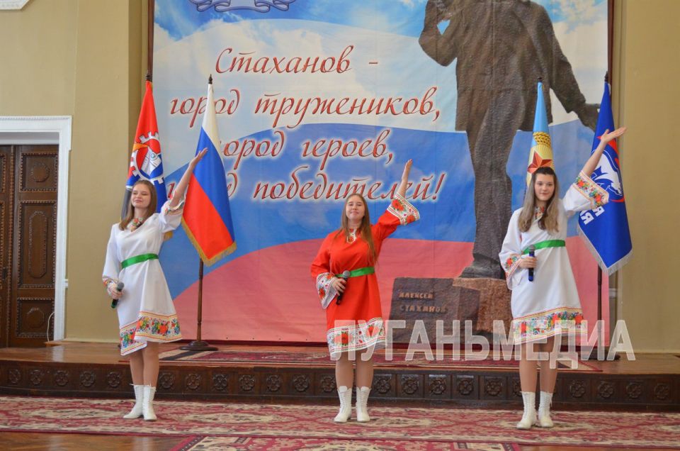 В свой профессиональный праздник душевные слова поздравлений и благодарности получили специалисты межрайонной ИФНС России № 7 по ЛНР В свой профессиональный праздник душевные слова поздравлений и благодарности получили специалисты межрайонной ИФНС России № 7 по ЛНР