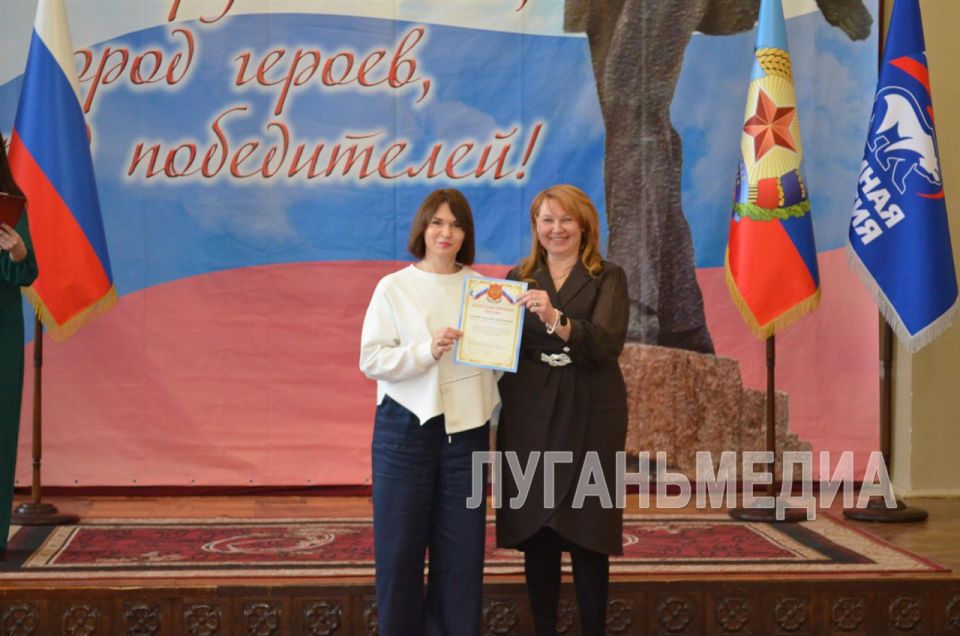 В свой профессиональный праздник душевные слова поздравлений и благодарности получили специалисты межрайонной ИФНС России № 7 по ЛНР В свой профессиональный праздник душевные слова поздравлений и благодарности получили специалисты межрайонной ИФНС России № 7 по ЛНР