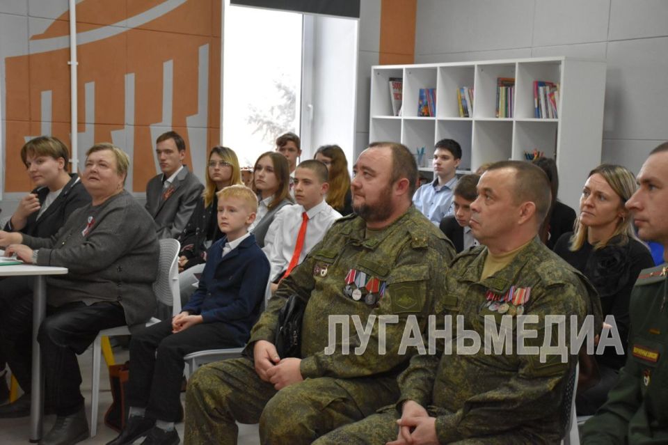 В Детском центре Музея Победы в Алчевске состоялся фестиваль авторских стихов под символичным названием «Мы будем помнить ваш подвиг вечно» В Детском центре Музея Победы в Алчевске состоялся фестиваль авторских стихов под символичным названием «Мы будем помнить ваш подвиг вечно»