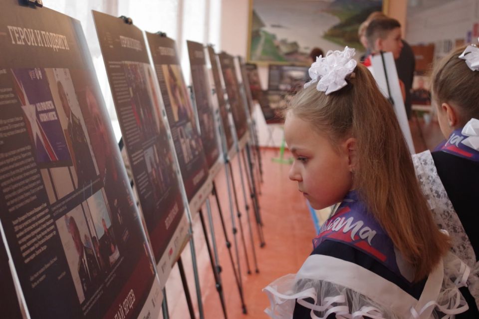 Сергей Крамаренко: Сегодня вместе с депутатом Народного Совета ЛНР, Секретарем местного отделения ВПП «Единая Россия" Светланой Гизай, депутатом Народного Совета ЛНР координатором партпроекта «Историческая память» Юрием... Сергей Крамаренко: Сегодня вместе с депутатом Народного Совета ЛНР, Секретарем местного отделения ВПП «Единая Россия" Светланой Гизай, депутатом Народного Совета ЛНР координатором партпроекта «Историческая память» Юрием...