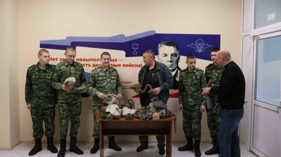 ГОТОВЫ К ЛЮБЫМ ВЫЗОВАМ. Кадеты Старобельского корпуса получили в подарок современные противогазы, которые будут использоваться во время занятий по подготовке к действиям в условиях техногенных чрезвычайных ситуаций ГОТОВЫ К ЛЮБЫМ ВЫЗОВАМ. Кадеты Старобельского корпуса получили в подарок современные противогазы, которые будут использоваться во время занятий по подготовке к действиям в условиях техногенных чрезвычайных ситуаций