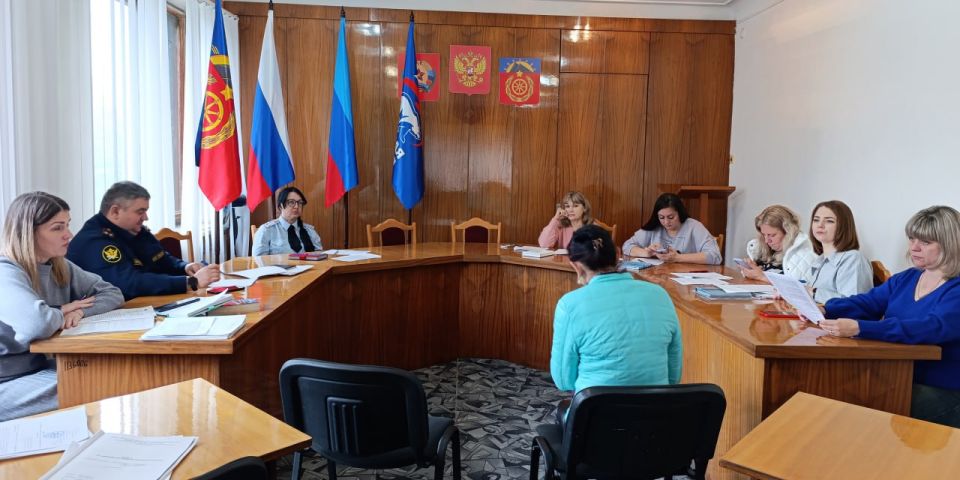 В Администрации Антрацитовского муниципального округа состоялось очередное заседание комиссии по делам несовершеннолетних и защите их прав, на котором рассмотрено 11 административных дел по части 1 статьи 5.35 КоАП РФ... В Администрации Антрацитовского муниципального округа состоялось очередное заседание комиссии по делам несовершеннолетних и защите их прав, на котором рассмотрено 11 административных дел по части 1 статьи 5.35 КоАП РФ...