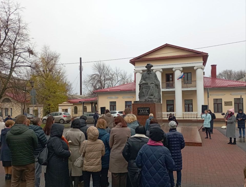В Луганске накануне дня рождения Владимира Ивановича Даля возложили цветы к памятнику Казаку Луганскому В Луганске накануне дня рождения Владимира Ивановича Даля возложили цветы к памятнику Казаку Луганскому