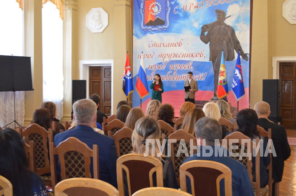 В свой профессиональный праздник душевные слова поздравлений и благодарности получили специалисты межрайонной ИФНС России № 7 по ЛНР В свой профессиональный праздник душевные слова поздравлений и благодарности получили специалисты межрайонной ИФНС России № 7 по ЛНР