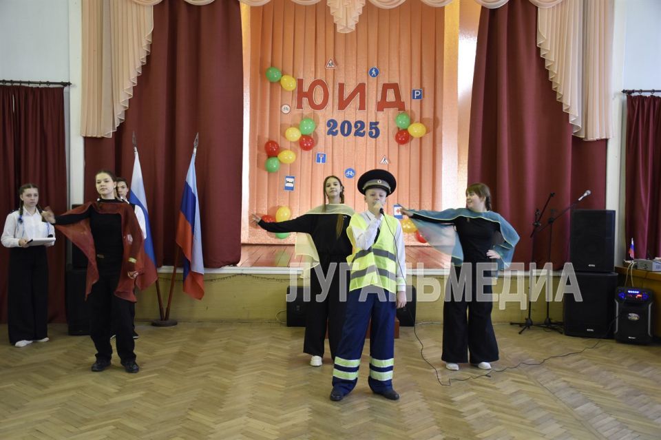 В Краснолучской школе № 2 состоялся конкурс агитбригад, посвященный профилактике ДТП и важности использования световозвращающих элементов (СВЭ) для пешеходов В Краснолучской школе № 2 состоялся конкурс агитбригад, посвященный профилактике ДТП и важности использования световозвращающих элементов (СВЭ) для пешеходов