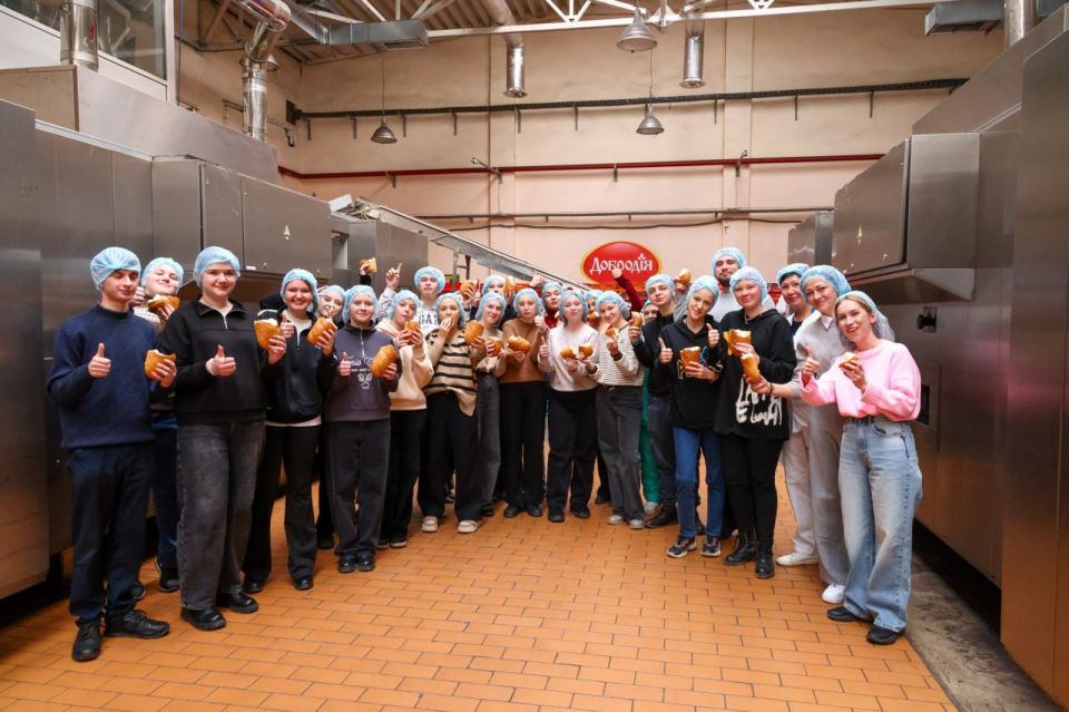 Денис Мирошниченко организовал экскурсию для молодежных активистов на ПАО «ЛУГАНСК-НИВА» Денис Мирошниченко организовал экскурсию для молодежных активистов на ПАО «ЛУГАНСК-НИВА»