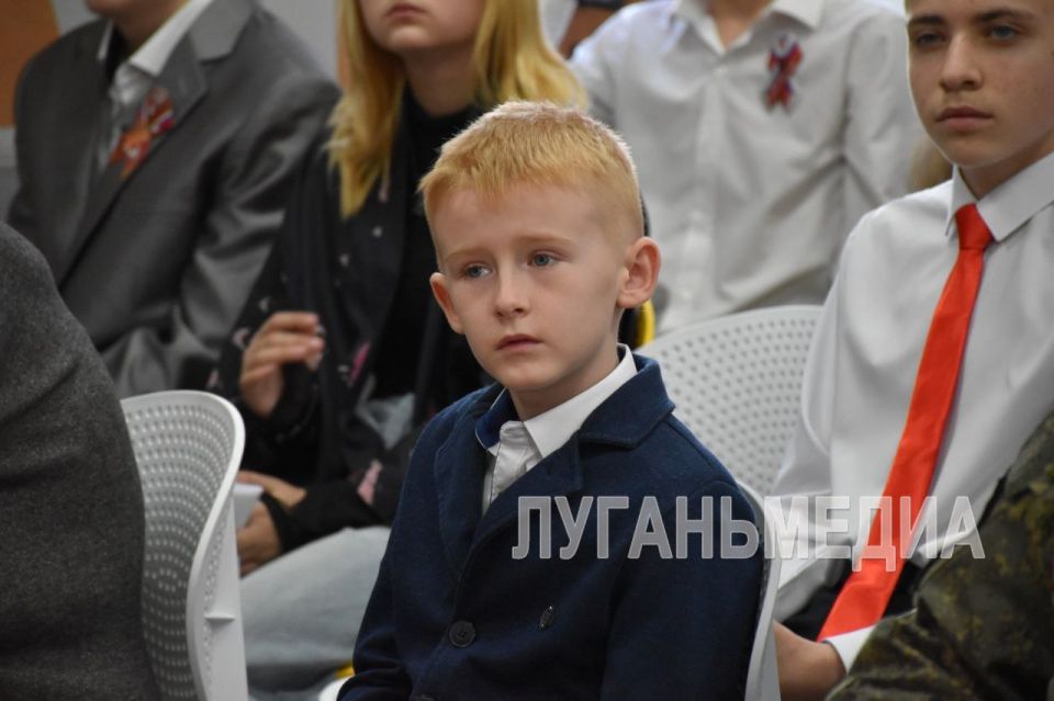 В Детском центре Музея Победы в Алчевске состоялся фестиваль авторских стихов под символичным названием «Мы будем помнить ваш подвиг вечно» В Детском центре Музея Победы в Алчевске состоялся фестиваль авторских стихов под символичным названием «Мы будем помнить ваш подвиг вечно»