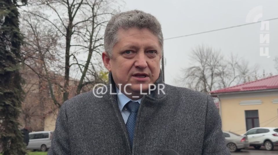 Жители Луганска отметили 224-летие со дня рождения Владимира Даля традиционным возложением цветов к памятнику Казаку Луганскому