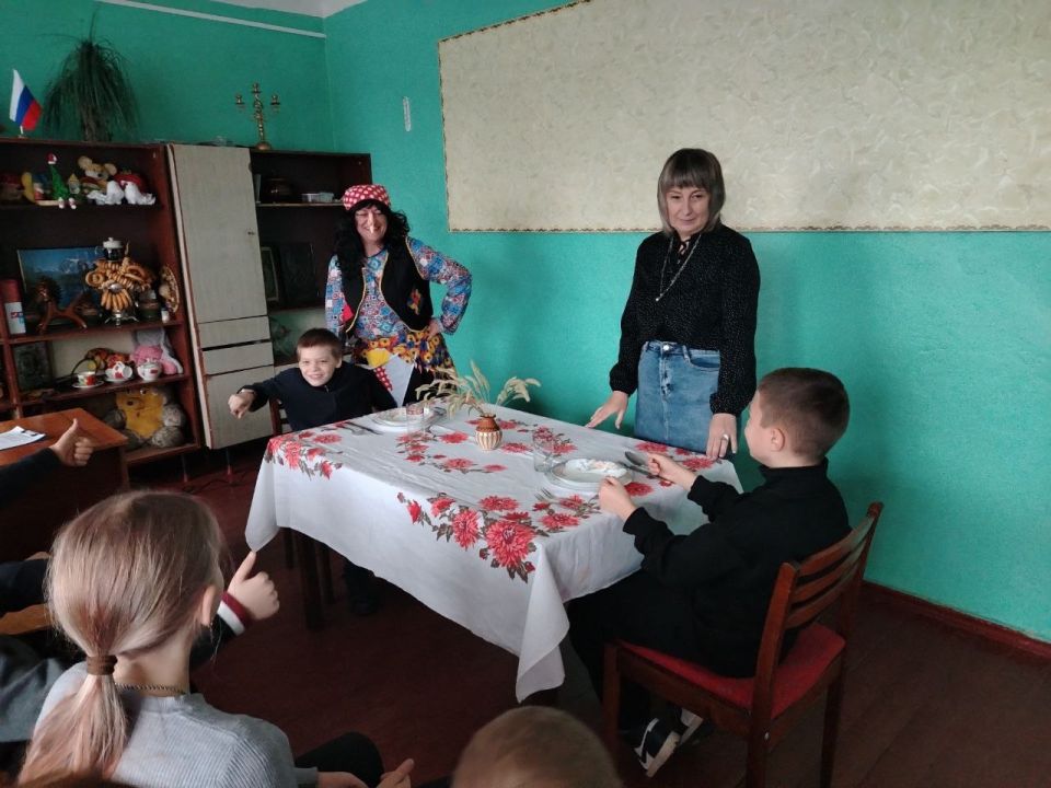 В филиале «Клуб пгт Вергулевка» прошла познавательно-игровая программа для детей «Этикет или просто хорошие манеры» В филиале «Клуб пгт Вергулевка» прошла познавательно-игровая программа для детей «Этикет или просто хорошие манеры»