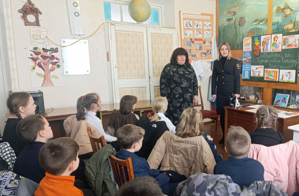 21 ноября 2025 года с воспитанниками творческого объединения "Азбука природы" инспектор ОМВД России "Ровеньковский" Николенко Валентина провела правовой час "Закон в жизни ребенка" .Она рассказала ребятам о главных правах... 21 ноября 2025 года с воспитанниками творческого объединения "Азбука природы" инспектор ОМВД России "Ровеньковский" Николенко Валентина провела правовой час "Закон в жизни ребенка" .Она рассказала ребятам о главных правах...
