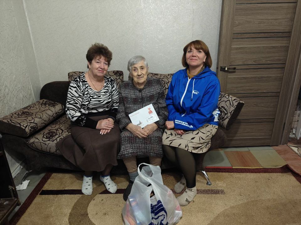 В Стаханове, Старобельске и Кременной активисты «Единой России» поздравили долгожителей с юбилеями В Стаханове, Старобельске и Кременной активисты «Единой России» поздравили долгожителей с юбилеями