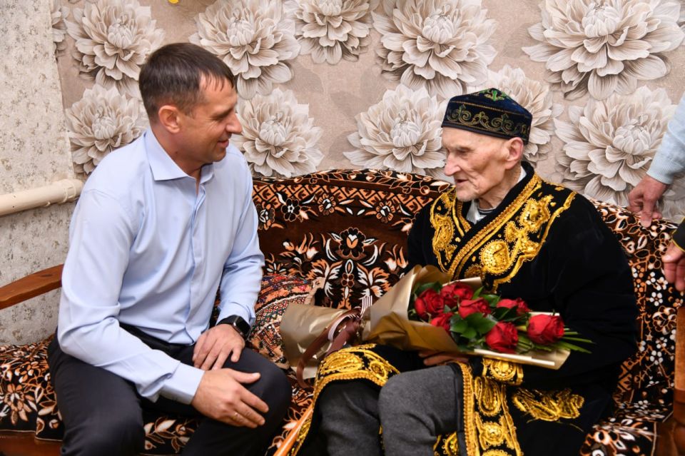 ВрИП Главы округа Игорь Ковальчук поздравил долгожителя Свердловска Шарифжана Кайбулина с 90-летием ВрИП Главы округа Игорь Ковальчук поздравил долгожителя Свердловска Шарифжана Кайбулина с 90-летием