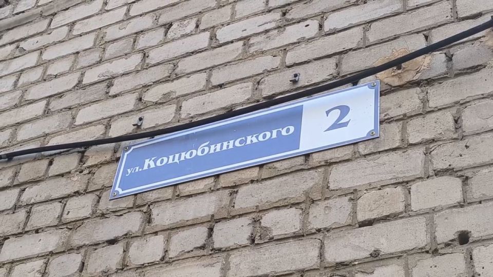 Строители тюменской компании «СТИЛЛ» монтируют водосточную и молниезащитную системы на скатной крыше дома № 2 на ул. Коцюбинского в г. Молодогвардейске. Здесь капитальный ремонт выполнен более чем на 80% Строители тюменской компании «СТИЛЛ» монтируют водосточную и молниезащитную системы на скатной крыше дома № 2 на ул. Коцюбинского в г. Молодогвардейске. Здесь капитальный ремонт выполнен более чем на 80%