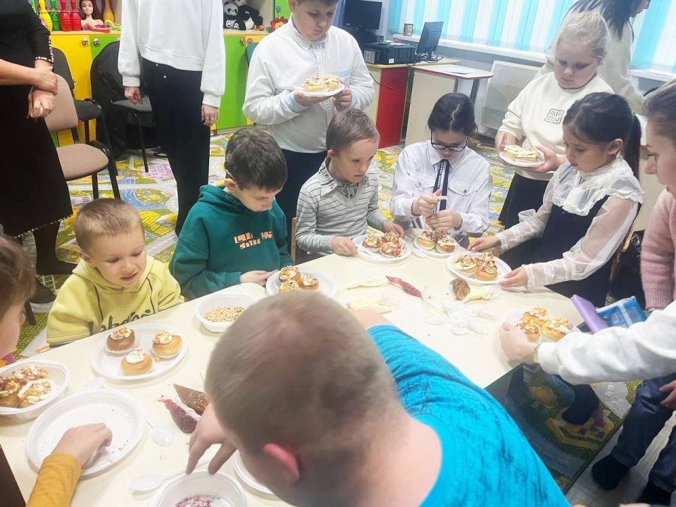В Перевальске для детей с ограниченными возможностями организовали праздник ко Дню матери В Перевальске для детей с ограниченными возможностями организовали праздник ко Дню матери