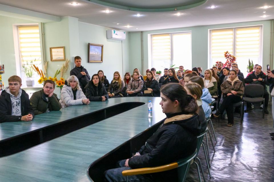 Денис Мирошниченко организовал экскурсию для молодежных активистов на ПАО «ЛУГАНСК-НИВА» Денис Мирошниченко организовал экскурсию для молодежных активистов на ПАО «ЛУГАНСК-НИВА»