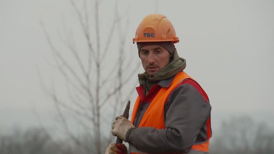 Сегодня специалисты компании «ТюменьБурСтрой» занимаются заменой старого, изношенного участка самотечного коллектора в г.Суходольске от КНС-2 до районных очистных сооружений