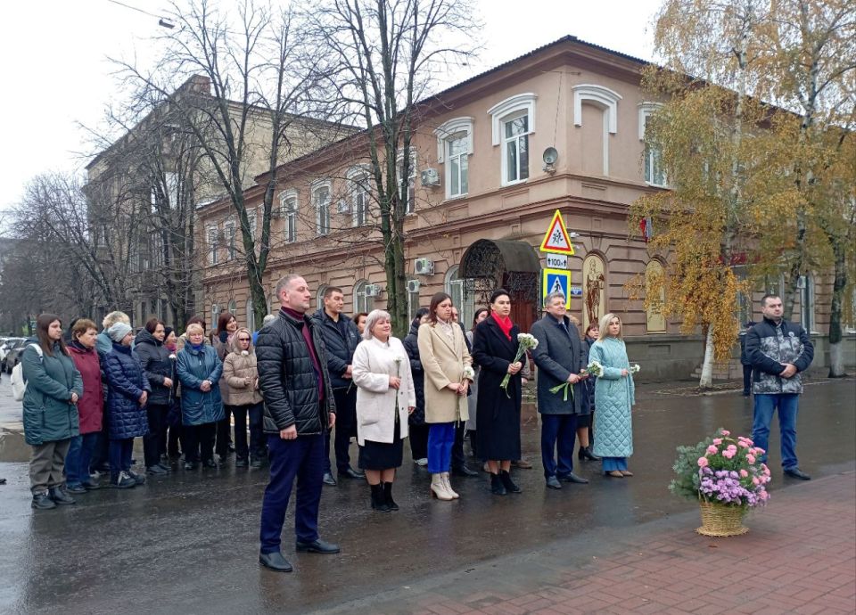 В Луганске накануне дня рождения Владимира Ивановича Даля возложили цветы к памятнику Казаку Луганскому В Луганске накануне дня рождения Владимира Ивановича Даля возложили цветы к памятнику Казаку Луганскому