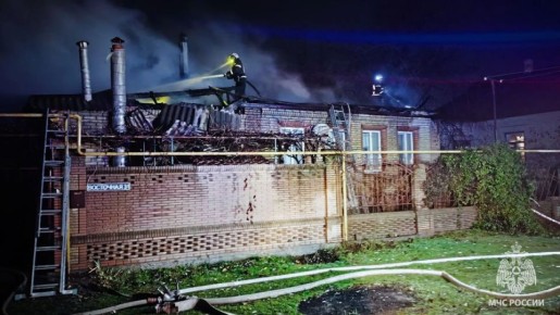 В Красном Луче этой ночью загорелся жилой дом