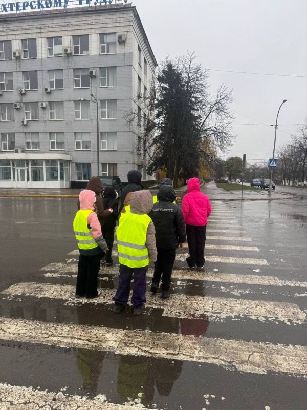 Сотрудники ОГИБДД ОМВД России «Краснодонский» совместно с отрядом ЮИД "Светофор" провели профилактическую акцию «Трафарет безопасности», направленную на привлечение внимания пешеходов Сотрудники ОГИБДД ОМВД России «Краснодонский» совместно с отрядом ЮИД "Светофор" провели профилактическую акцию «Трафарет безопасности», направленную на привлечение внимания пешеходов