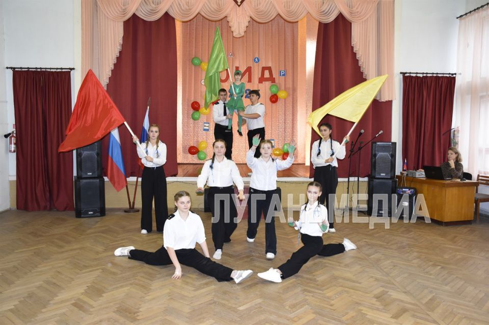 В Краснолучской школе № 2 состоялся конкурс агитбригад, посвященный профилактике ДТП и важности использования световозвращающих элементов (СВЭ) для пешеходов В Краснолучской школе № 2 состоялся конкурс агитбригад, посвященный профилактике ДТП и важности использования световозвращающих элементов (СВЭ) для пешеходов