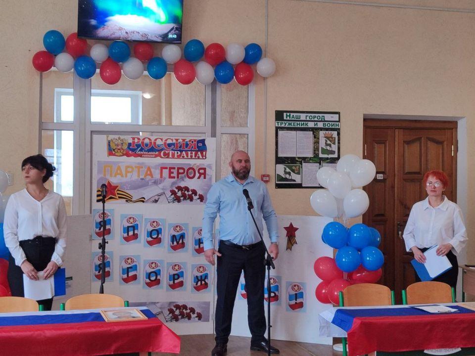 В Кременной открыли Парты Героев в честь участников СВО В Кременной открыли Парты Героев в честь участников СВО