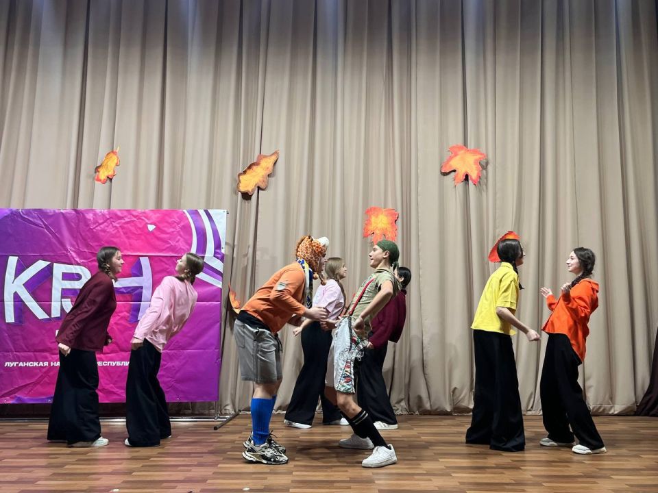 20 ноября на базе Краснодонской средней школы №4 прошёл четвертьфинал проекта «КВН. Первые» 2025-2026 Луганской Народной Республики 20 ноября на базе Краснодонской средней школы №4 прошёл четвертьфинал проекта «КВН. Первые» 2025-2026 Луганской Народной Республики