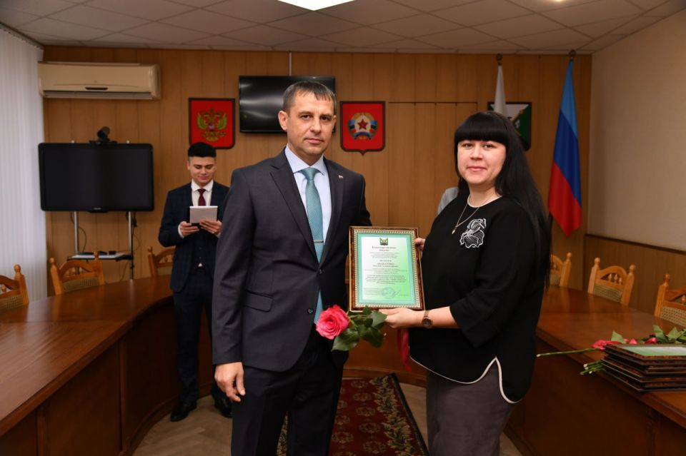 Сотрудников налоговой службы Свердловского муниципального округа ЛНР поздравили с профессиональным праздником Сотрудников налоговой службы Свердловского муниципального округа ЛНР поздравили с профессиональным праздником