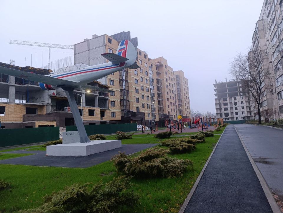 Управление Росреестра по ЛНР поставило на кадастровый учет новый жилой комплекс «Авиатор», ставший первым за 11 лет проектом с нуля в Луганской Народной Республике, сообщили в ведомстве