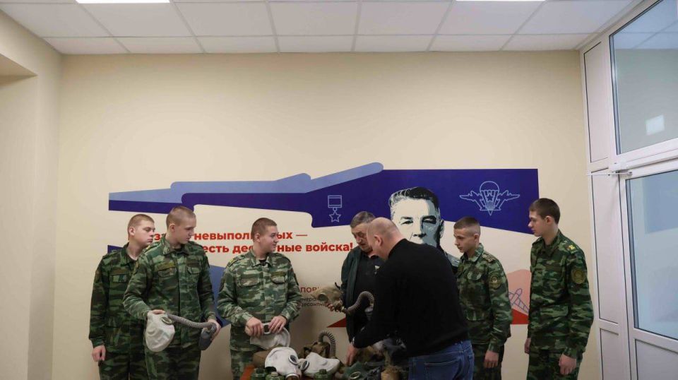 ГОТОВЫ К ЛЮБЫМ ВЫЗОВАМ. Кадеты Старобельского корпуса получили в подарок современные противогазы, которые будут использоваться во время занятий по подготовке к действиям в условиях техногенных чрезвычайных ситуаций ГОТОВЫ К ЛЮБЫМ ВЫЗОВАМ. Кадеты Старобельского корпуса получили в подарок современные противогазы, которые будут использоваться во время занятий по подготовке к действиям в условиях техногенных чрезвычайных ситуаций