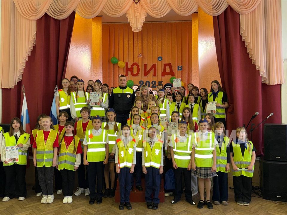 В Краснолучской школе № 2 состоялся конкурс агитбригад, посвященный профилактике ДТП и важности использования световозвращающих элементов (СВЭ) для пешеходов В Краснолучской школе № 2 состоялся конкурс агитбригад, посвященный профилактике ДТП и важности использования световозвращающих элементов (СВЭ) для пешеходов