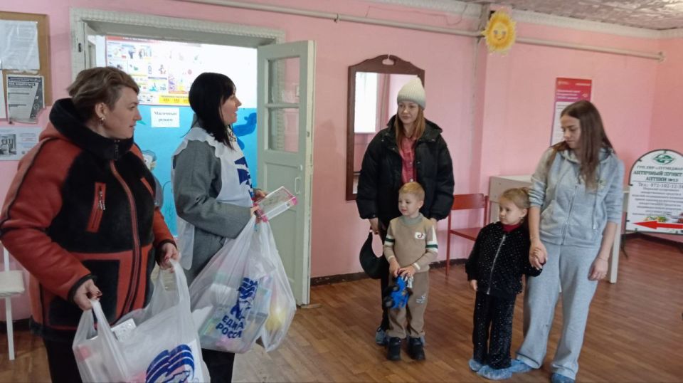 Подарки для юных пациентов Краснолучской городской детской больницы Подарки для юных пациентов Краснолучской городской детской больницы